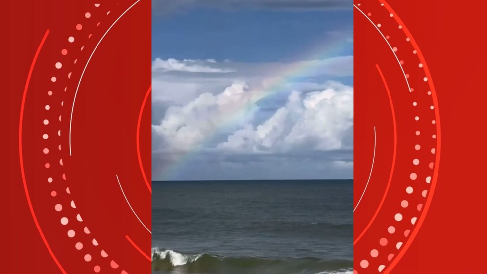 Arco-íris apareceu horas depois que a tromba d'água surgiu em praia da Serra — Foto: Reprodução/Redes sociais