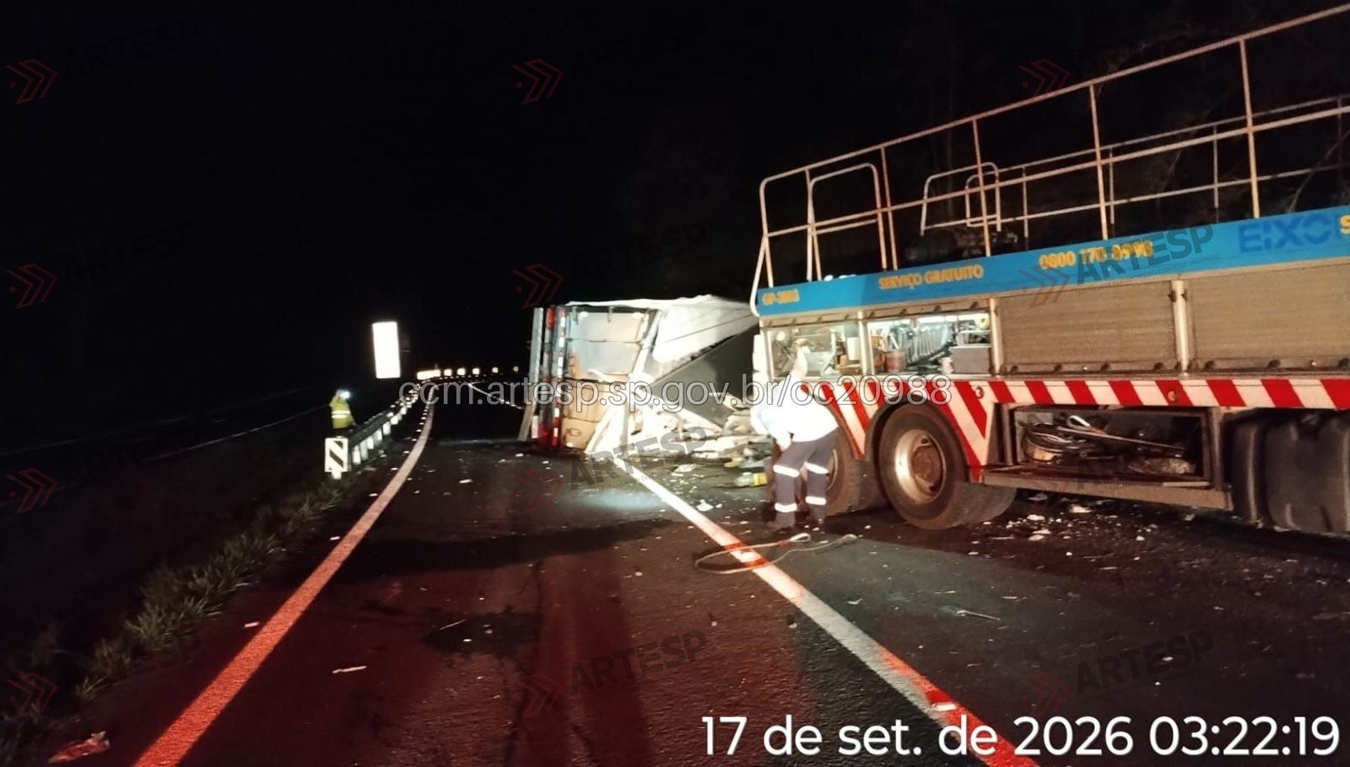 Acidente entre ônibus e carreta carregada com frango congelado bloqueia rodovia em Dois Córregos