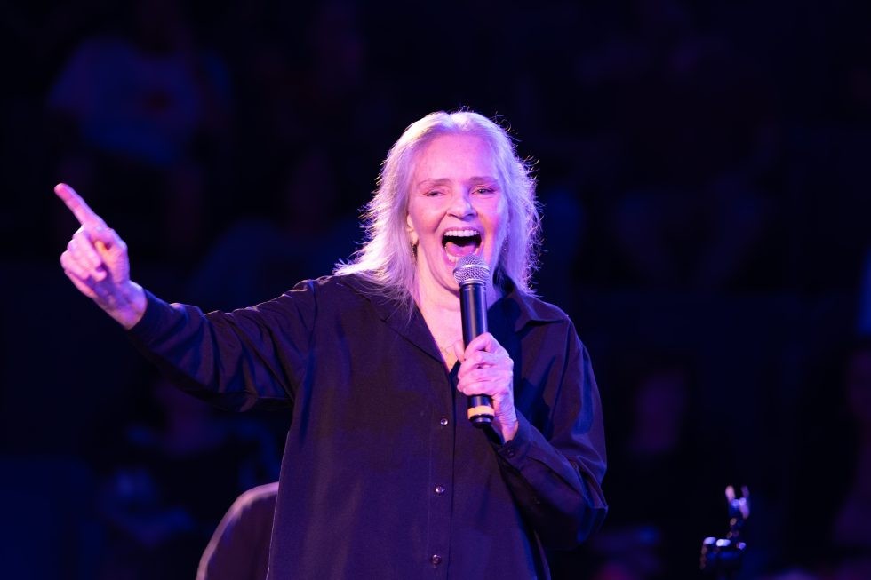 Cantora Angela Ro Ro apresenta melhora e volta a falar, mas segue internada no Rio