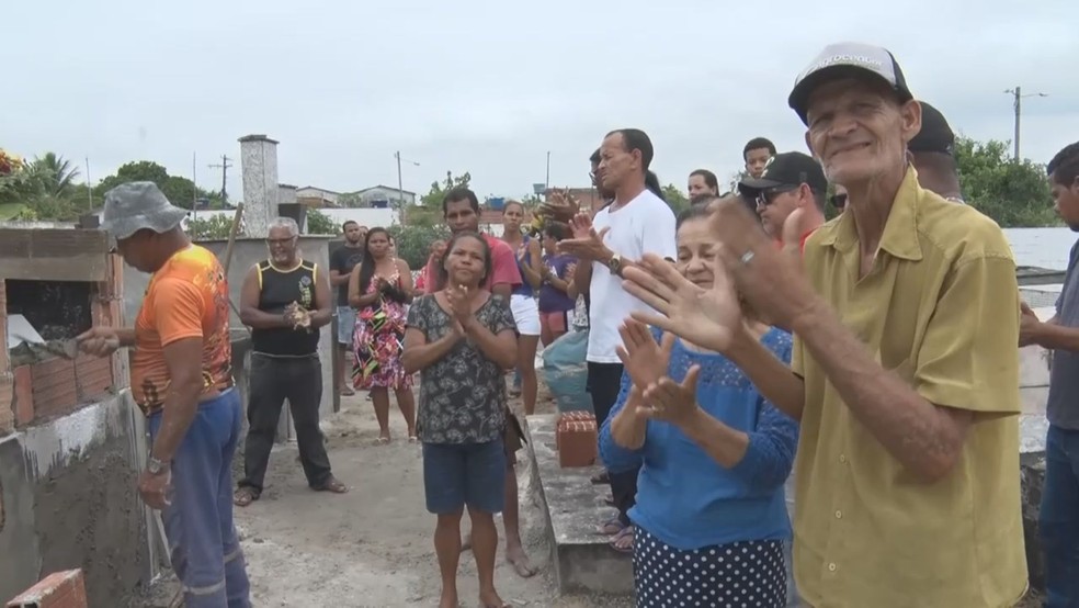 Casal foi enterrado com aplausos de amigos e familiares &mdash; Foto: TV Santa Cruz