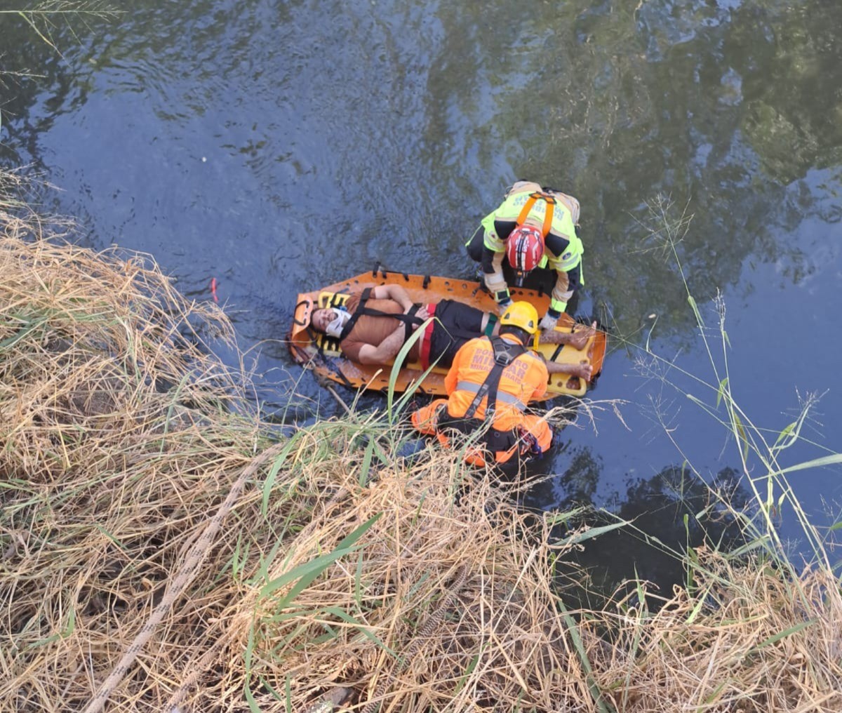 Vídeo mostra resgate de homem que caiu em córrego em Montes Claros
