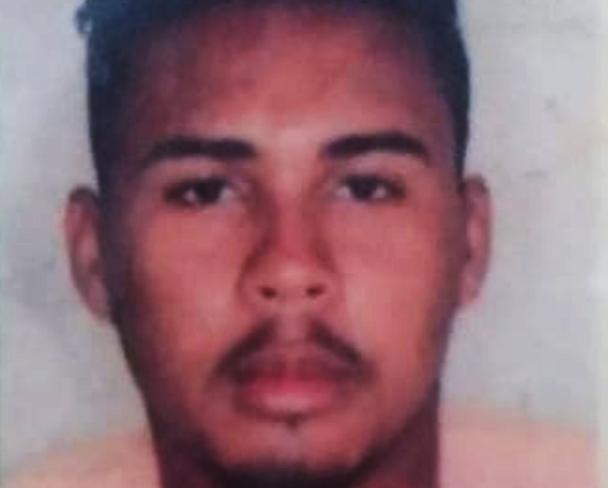 Jovem de 24 anos morre após ser atingido por tiros no peito e na nuca; crime aconteceu em frente a bar no interior da Bahia