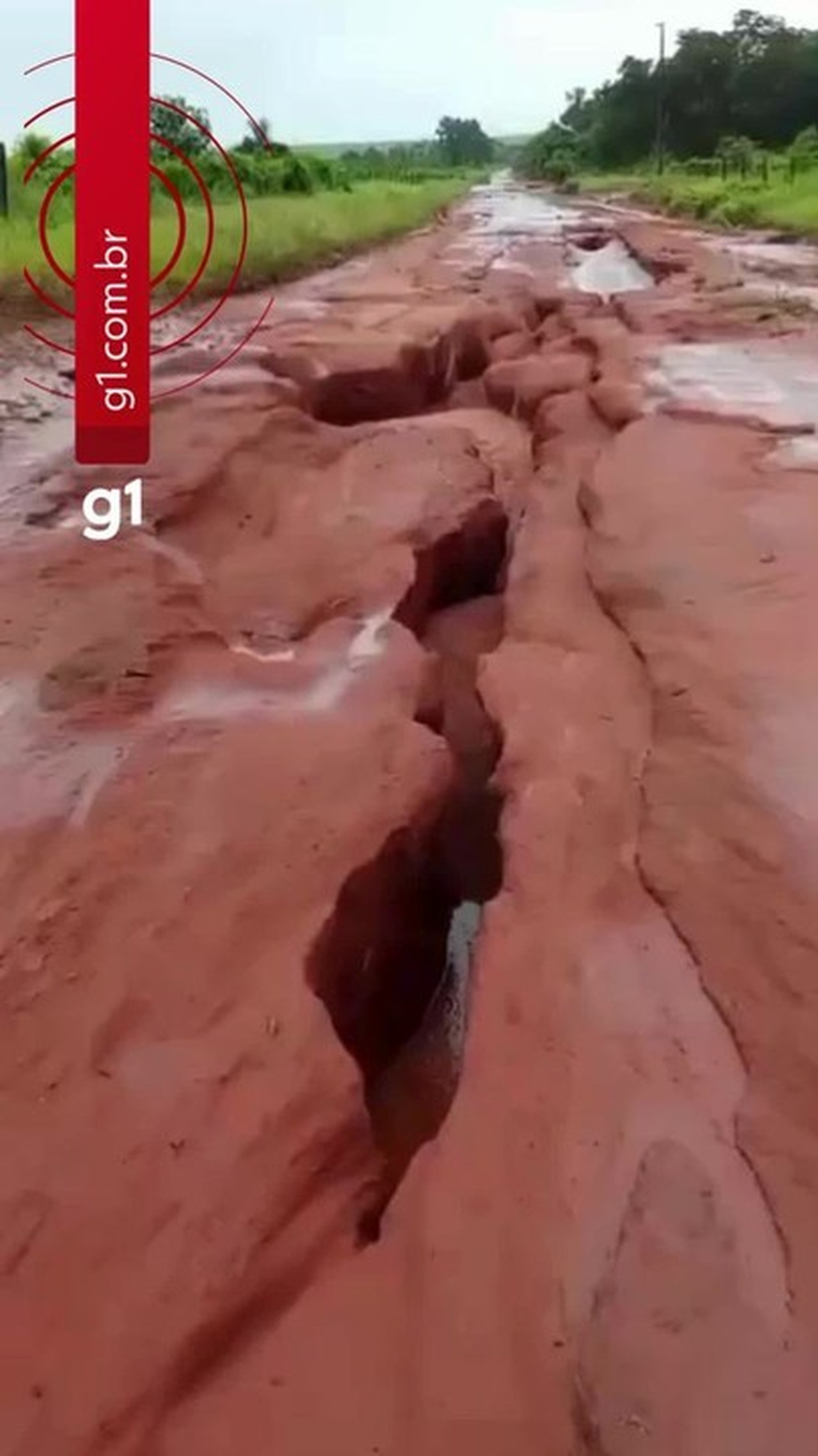 Crateras bloqueiam estradas de acesso ao 2º maior assentamento da América Latina