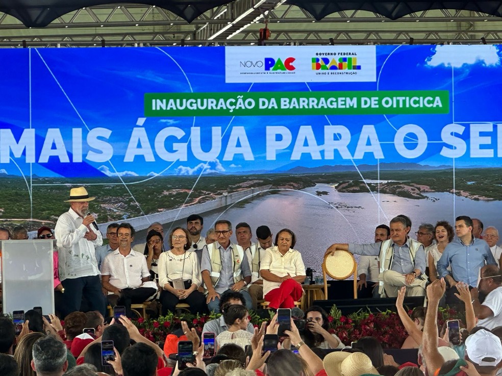 Lula durante discurso na inauguração da barragem de Oiticica — Foto: Iara Nóbrega/Inter TV Costa Branca