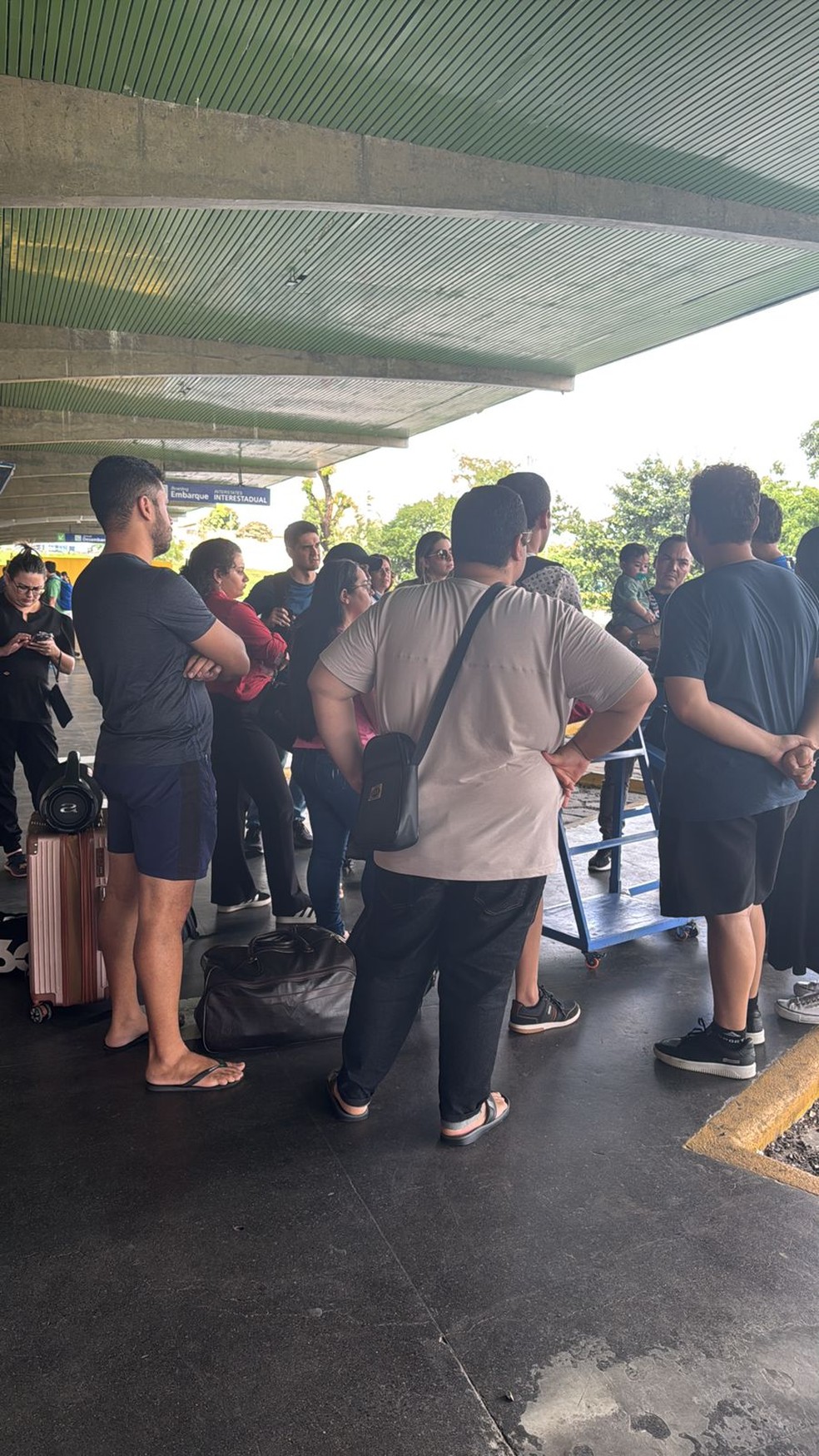 Passageiros da empresa de viagens aguardam por fim da paralisação para seguir viagens — Foto: Karine Tenório/TV Cabo Branco