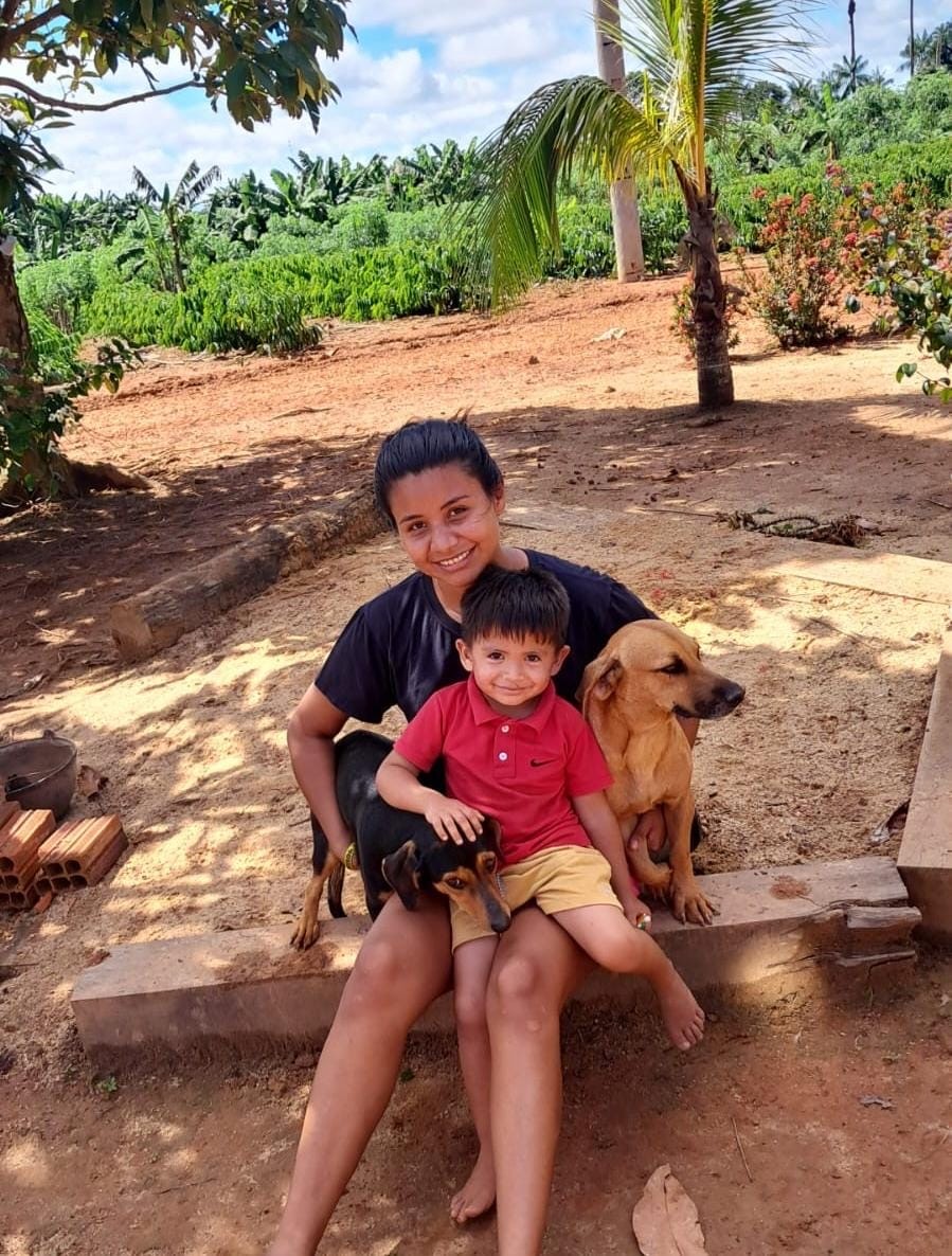 VÍDEO: Criança desaparecida por 24h é encontrada protegida por cães em mata no Amazonas