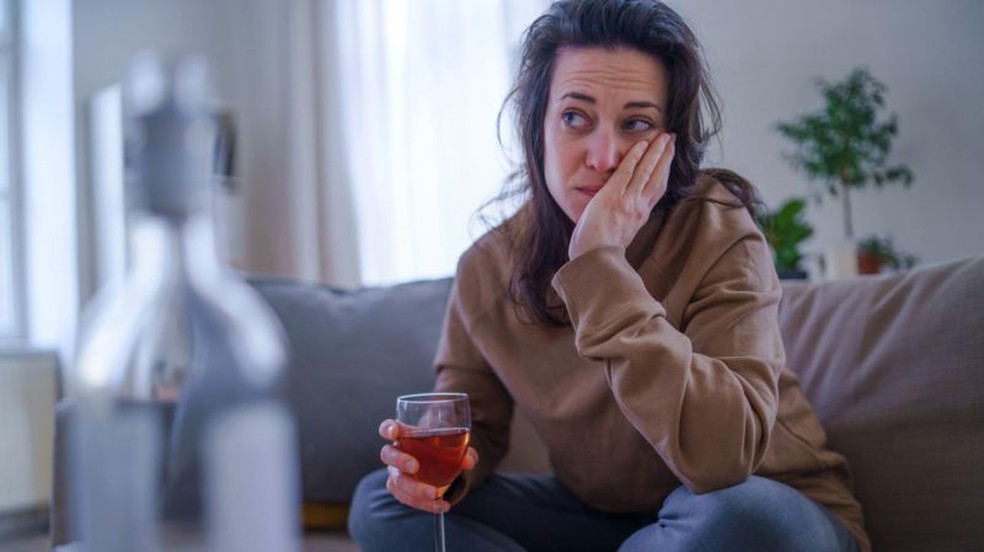 Pessoas ansiosas tendem a beber mais álcool — Foto: Getty Images via BBC
