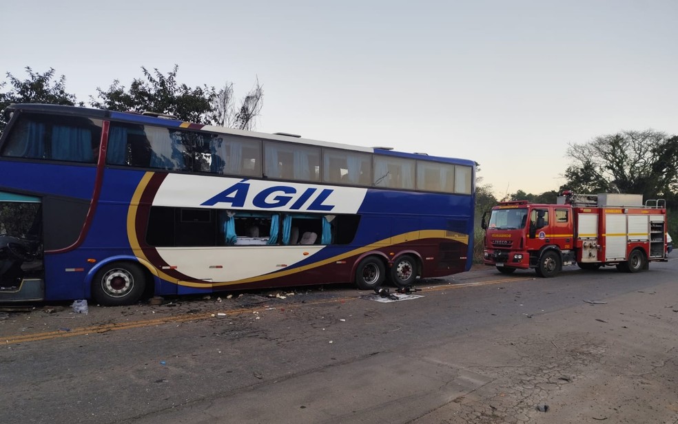 &Ocirc;nibus que seguia para Aparecida (SP) se envolve em acidente com caminh&atilde;o na BR-267, no Sul de Minas &mdash; Foto: Reprodu&ccedil;&atilde;o / Funer&aacute;ria Central