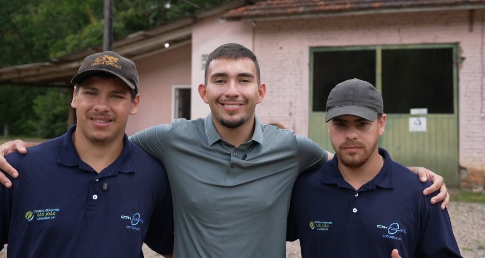 'Dois anjos que apareceram': veja reencontro de jovem que desapareceu no Pico Paraná com funcionários de fazenda que o resgataram