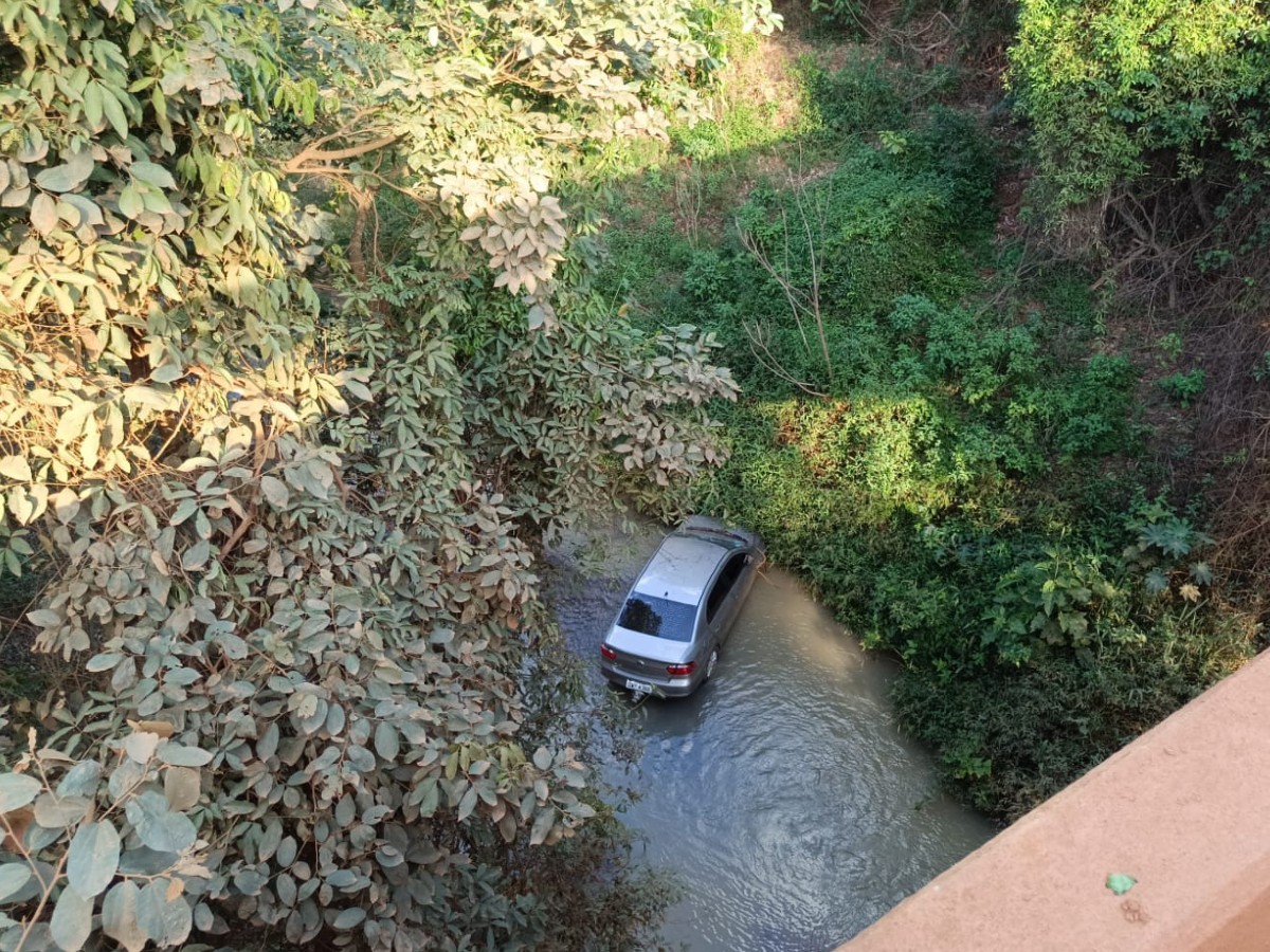 Motorista perde o controle da direção e carro com quatro irmãs cai de mais de 10 metros de altura em MG; veja vídeo do resgate