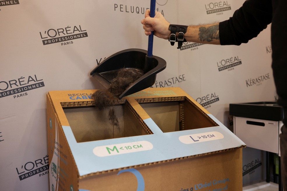 Cabeleireiro deposita cabelo em lixeiras de reciclagem em salão, onde fundação coleta cabelo, que é transformado em folhas e discos de cobertura morta compostáveis — Foto: REUTERS/Pablo Sanhueza