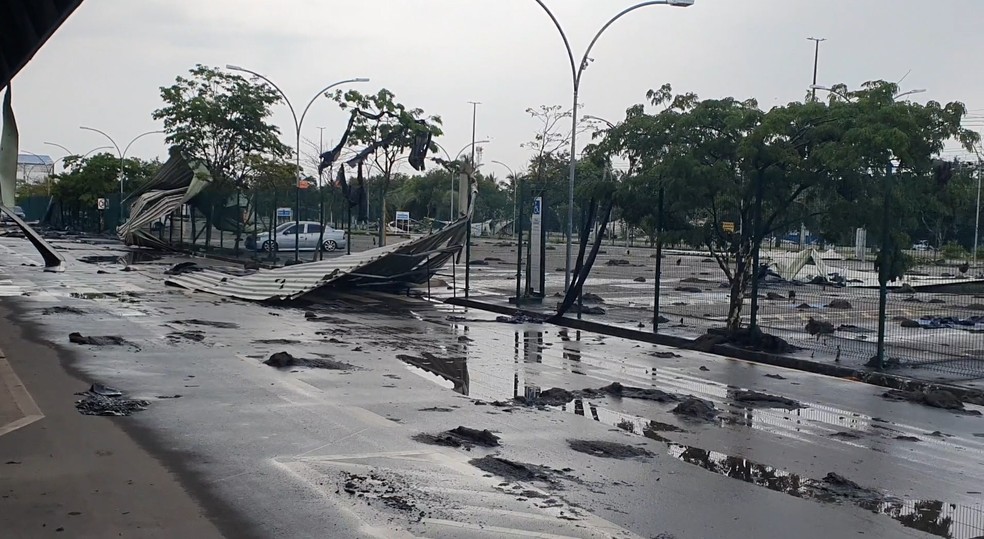 Vendaval arrancou telhas do aeroporto de Macaé — Foto: Andreia Freitas/g1