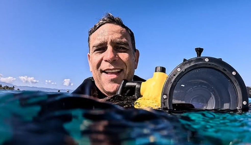 Bruno Lemos fotografando as águas do Havaí — Foto: Reprodução: Instagram @lemosimages
