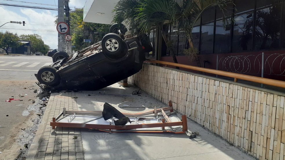 Carro capotado na calçada de supermercado em Natal — Foto: Pedro Trindade/Inter TV Cabugi