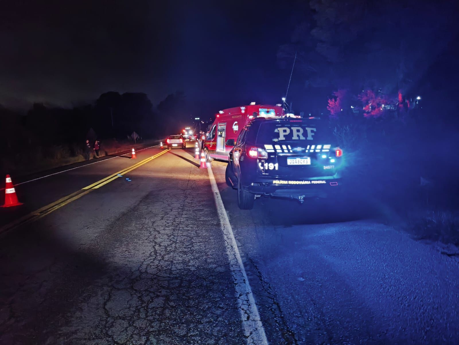 Motorista de caminhão morre atropelado após sair de veículo para trocar pneu furado na BR-392