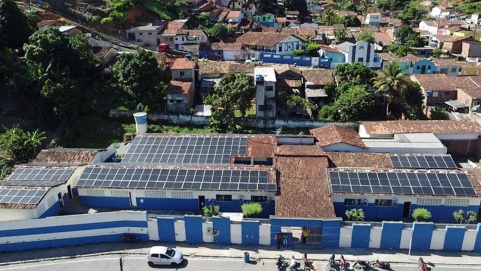 Escola Municipal Pio Guerra, de São Vicente Ferrer, no Agreste de Pernambuco, com painéis de energia solar — Foto: José Osiel/Divulgação
