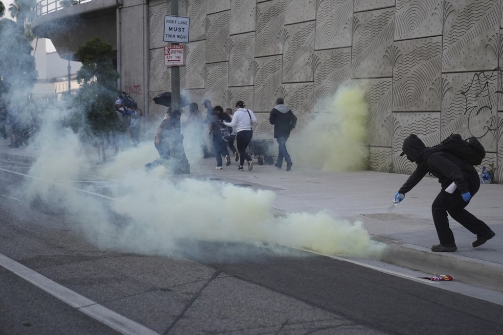 Protestos em Los Angeles — Foto: Associated Press