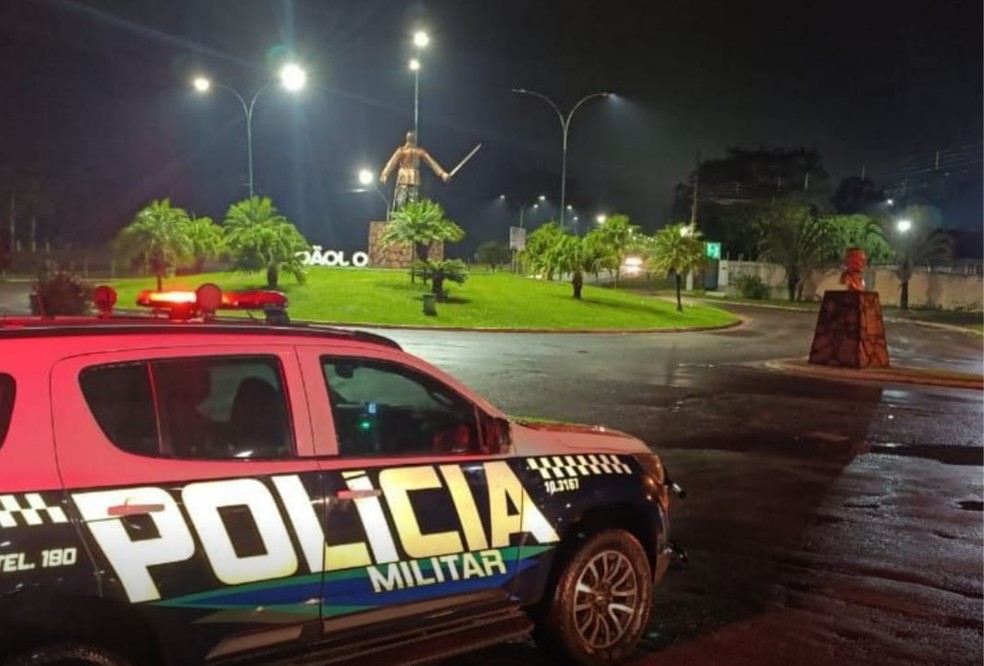 Polícia socorre criança que caminhava sozinha na MS-385 durante a noite — Foto: Polícia Militar