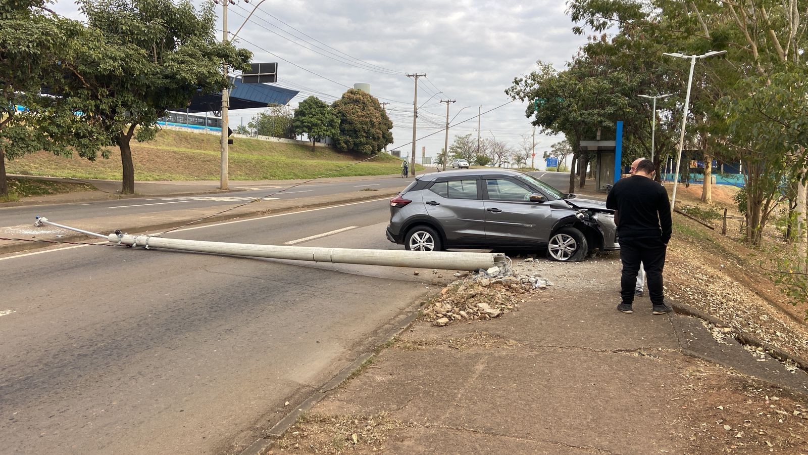 Motorista passa mal ao volante e derruba poste em avenida do bairro São Jorge em Piracicaba 