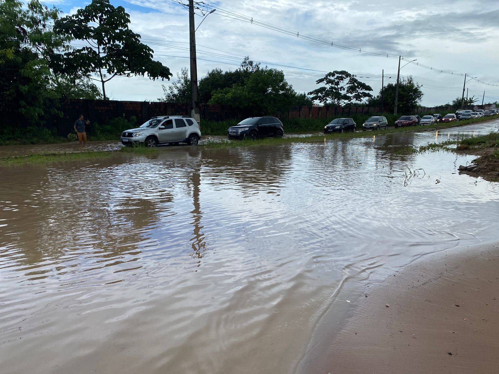 Alagamento interdita avenida que liga bairros de Parnamirim a Natal: 'Ficou todo mundo ilhado'