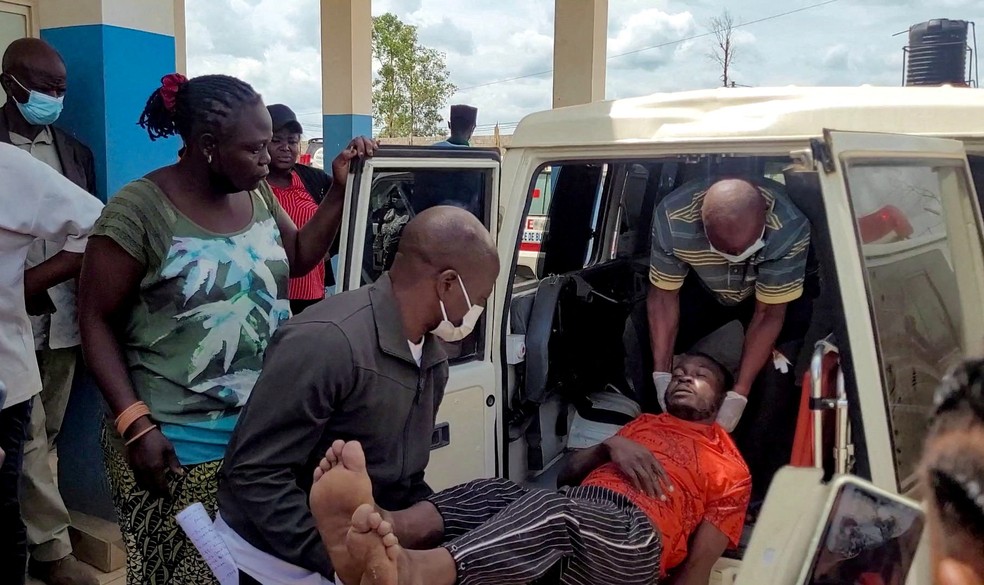 Um homem é retirado de uma ambulância ao chegar ao Hospital Geral de Referência de Bunia, após a confirmação de um surto de Ebola envolvendo a cepa Bundibugyo em Bunia, província de Ituri, República Democrática do Congo, em 16 de maio de 2026 — Foto: REUTERS/Victoire Mukenge