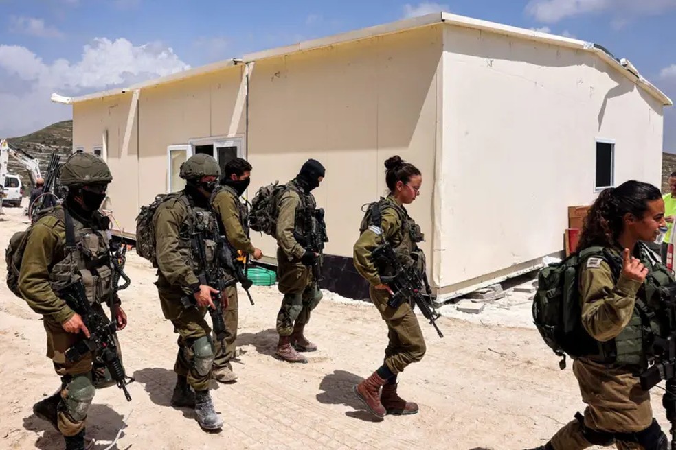 Soldados israelenses acompanharam os colonos que estabeleceram o posto avançado de Homesh em maio de 2023. — Foto: AFP via BBC