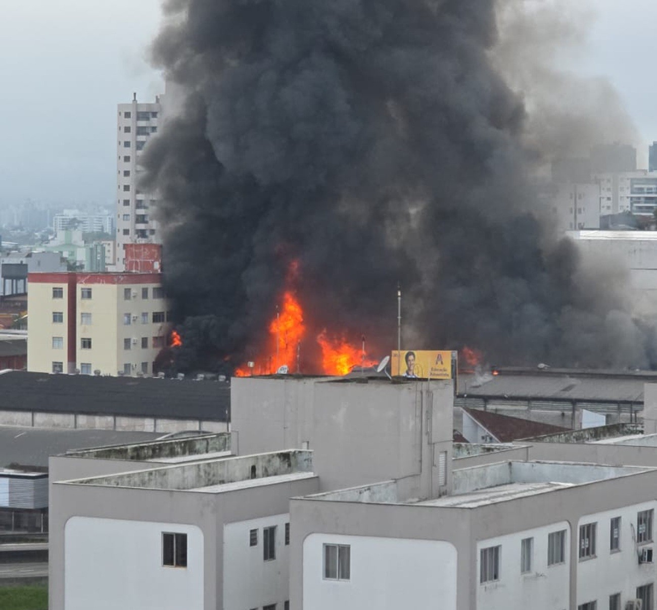 Incêndio atinge estrutura em São José