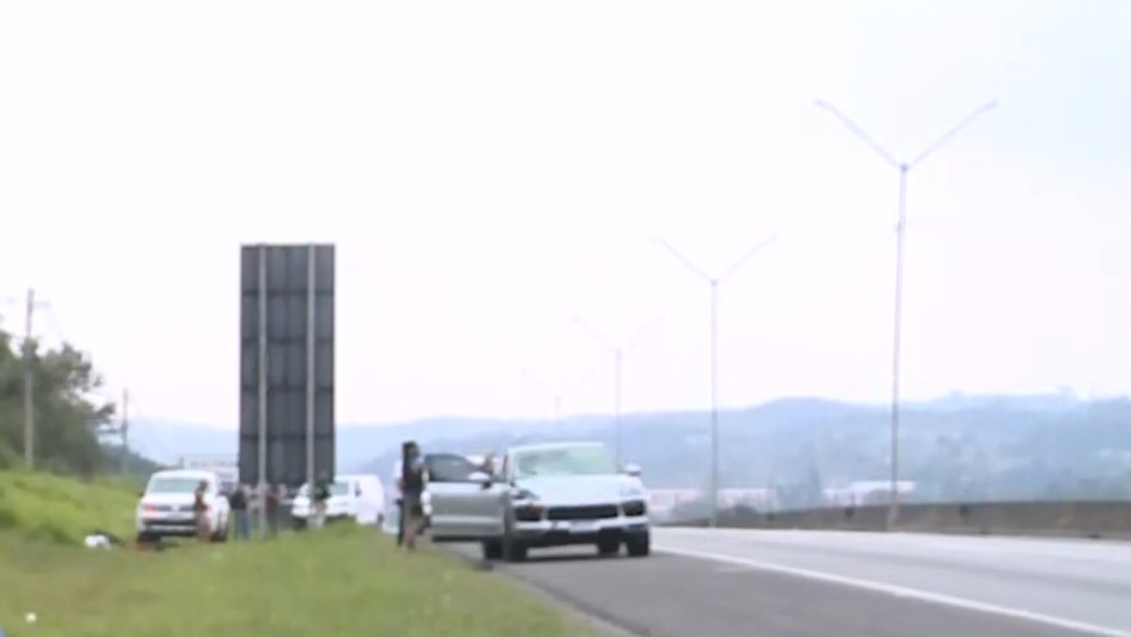 Ciclista idoso morre atropelado por Porsche na rodovia Fernão Dias, em Atibaia