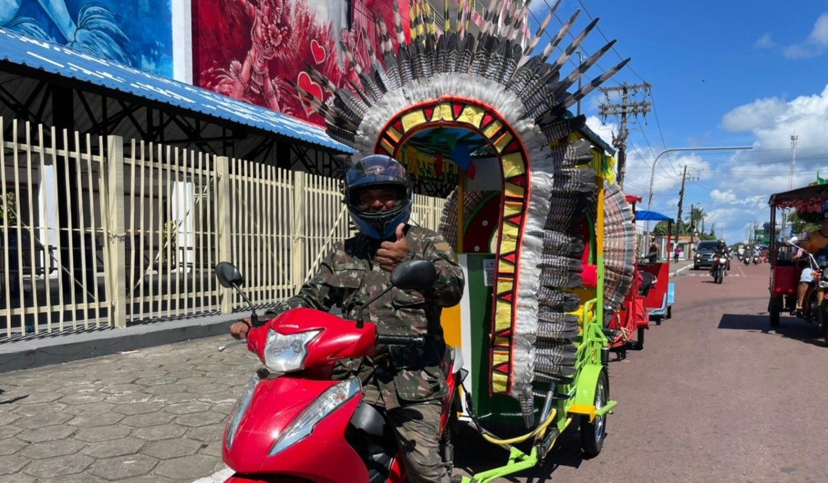 De borracheiro a artista: conheça o criador do 'Tuc-Tuc Tuxaua', atração entre turistas em Parintins