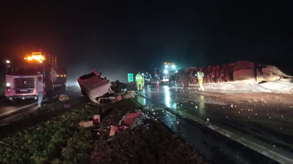 Caminhão ficou tombado na pista da SP-294 em Garça  — Foto: Arquivo pessoal 