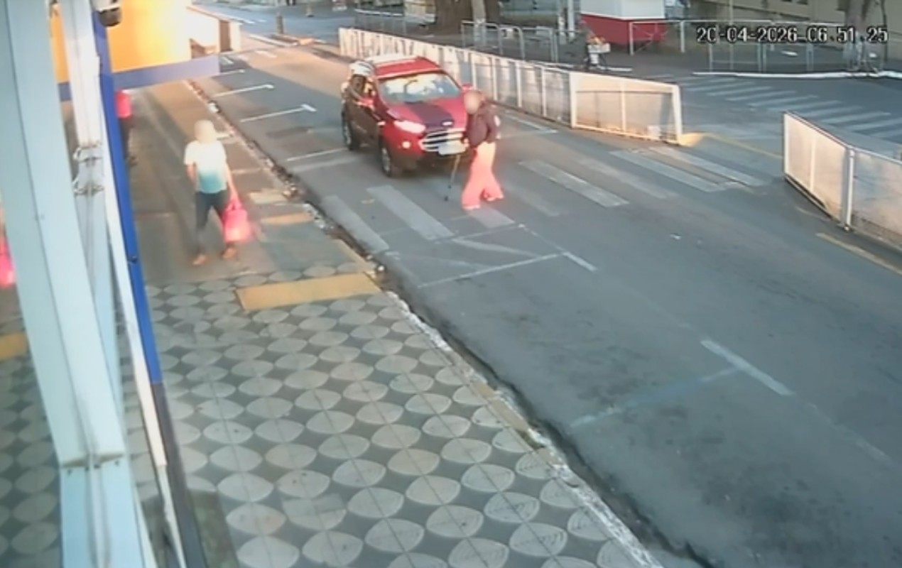 VÍDEO: mulher é atropelada na faixa de pedestres e motorista foge sem prestar socorro em Itapetininga
