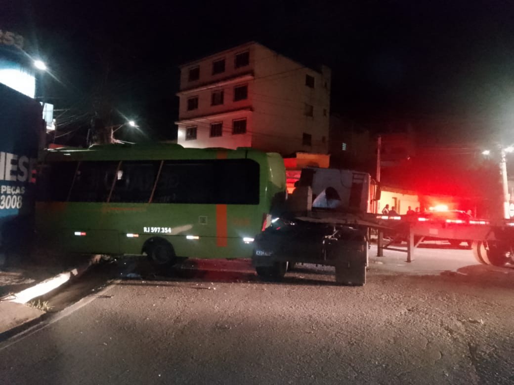 Dois homens ficam feridos em acidente entre ônibus e carreta em Barra Mansa