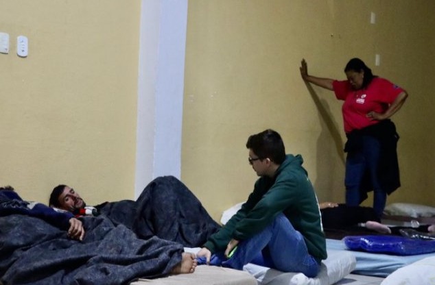 Chuva persistente causa queda de árvores sobre casas e deslizamento de terra em rodovia de São Sebastião