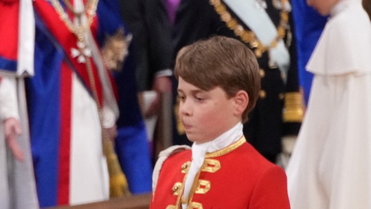 Por que rei Charles III exige que filho de William e Kate não viaje com os pais - Exigência é uma medida para garantir a manutenção da monarquia e foi seguida pelo pai do menino quando completou 12 anos.