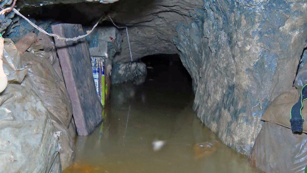 Túnel cavado no Presídio Vicente Piragibe, em Bangu — Foto: Reprodução/TV Globo
