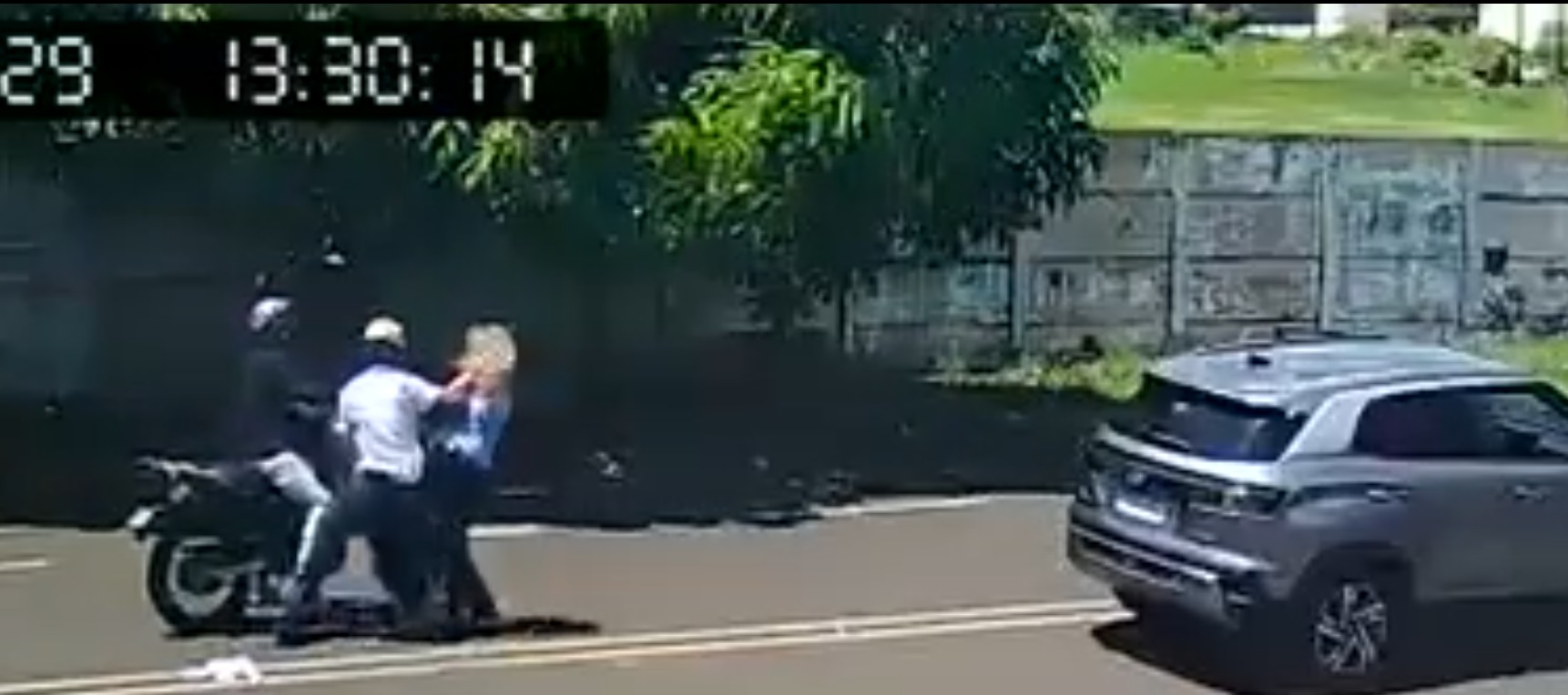 VÍDEO: Motorista reage a assalto à mão armada, leva socos e é arremessada no asfalto em Uberaba