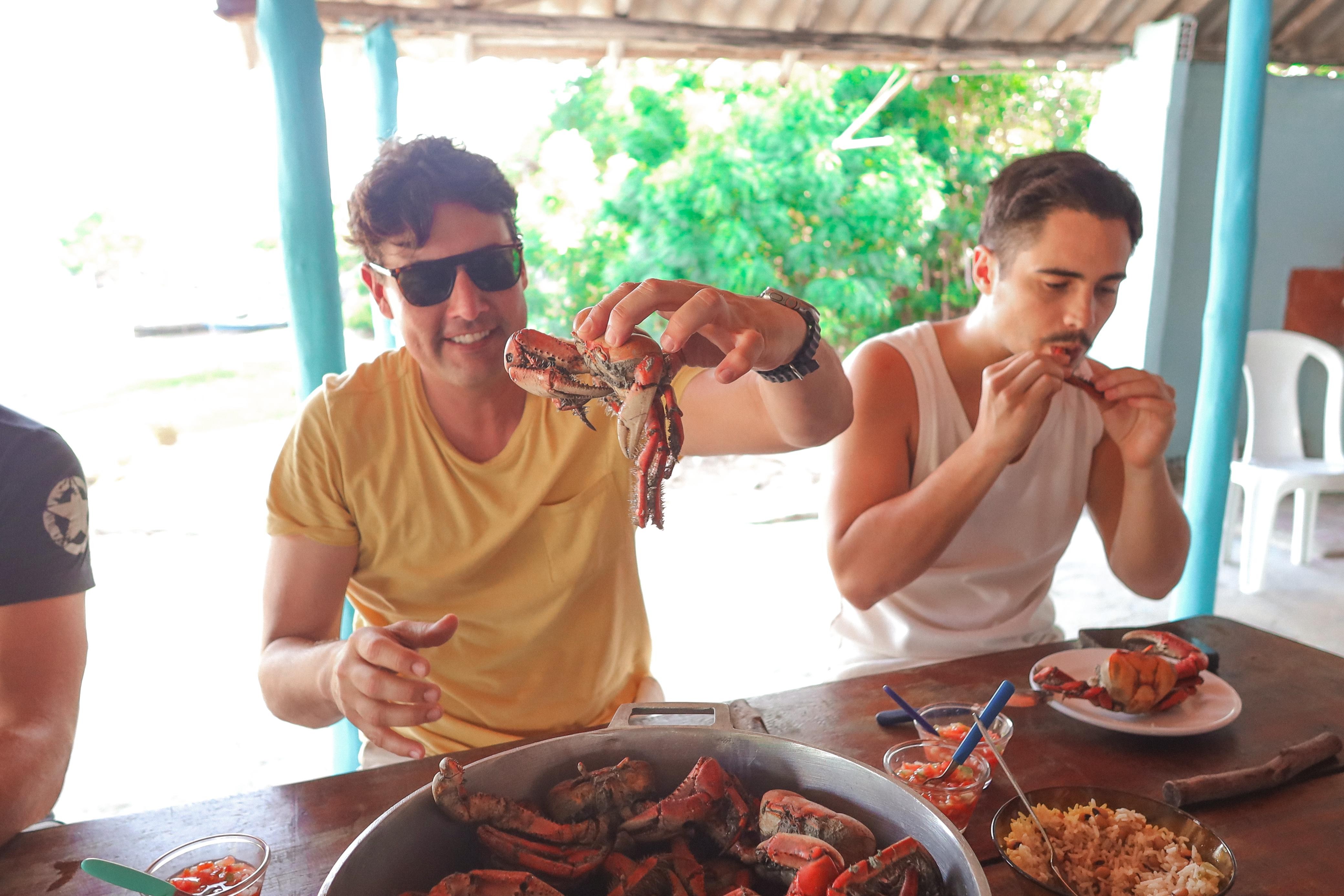 Apresentador Bruno de Luca e ator Danilo Mesquita fazem passeio pelo Delta durante férias no litoral do Piauí