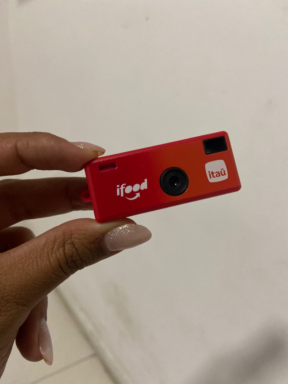 Bichinho virtual, mini câmera, fones de ouvidos: conheça mimos que atraem multidões para filas no Rock in Rio