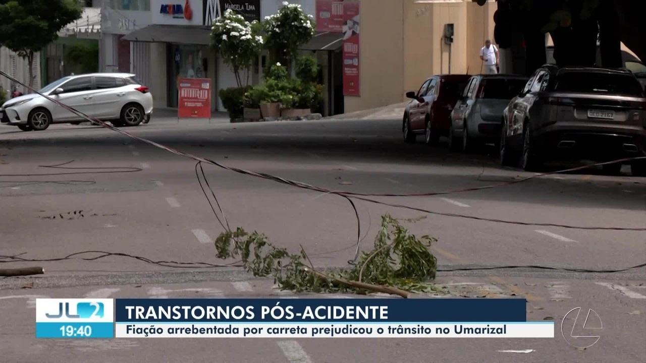 Carreta rompe fiação elétrica e causa transtornos a moradores do Umarizal, em Belém