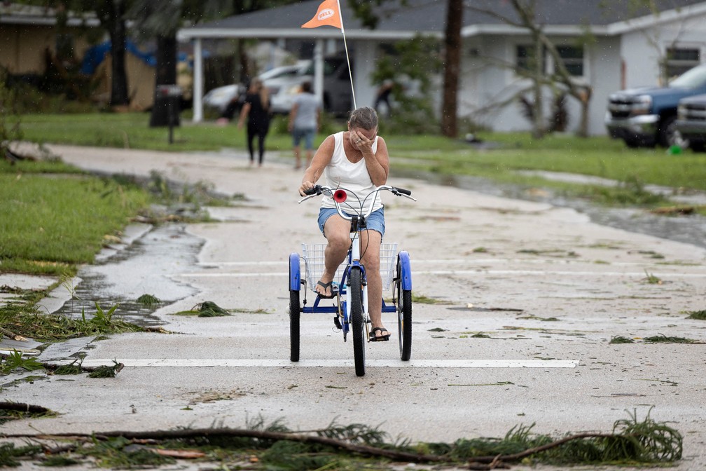 Mulher chora após ver estragos causados pela aproximação do furacão Milton, na Flórida, em 9 de outubro de 2024 — Foto: REUTERS/Ricardo Arduengo