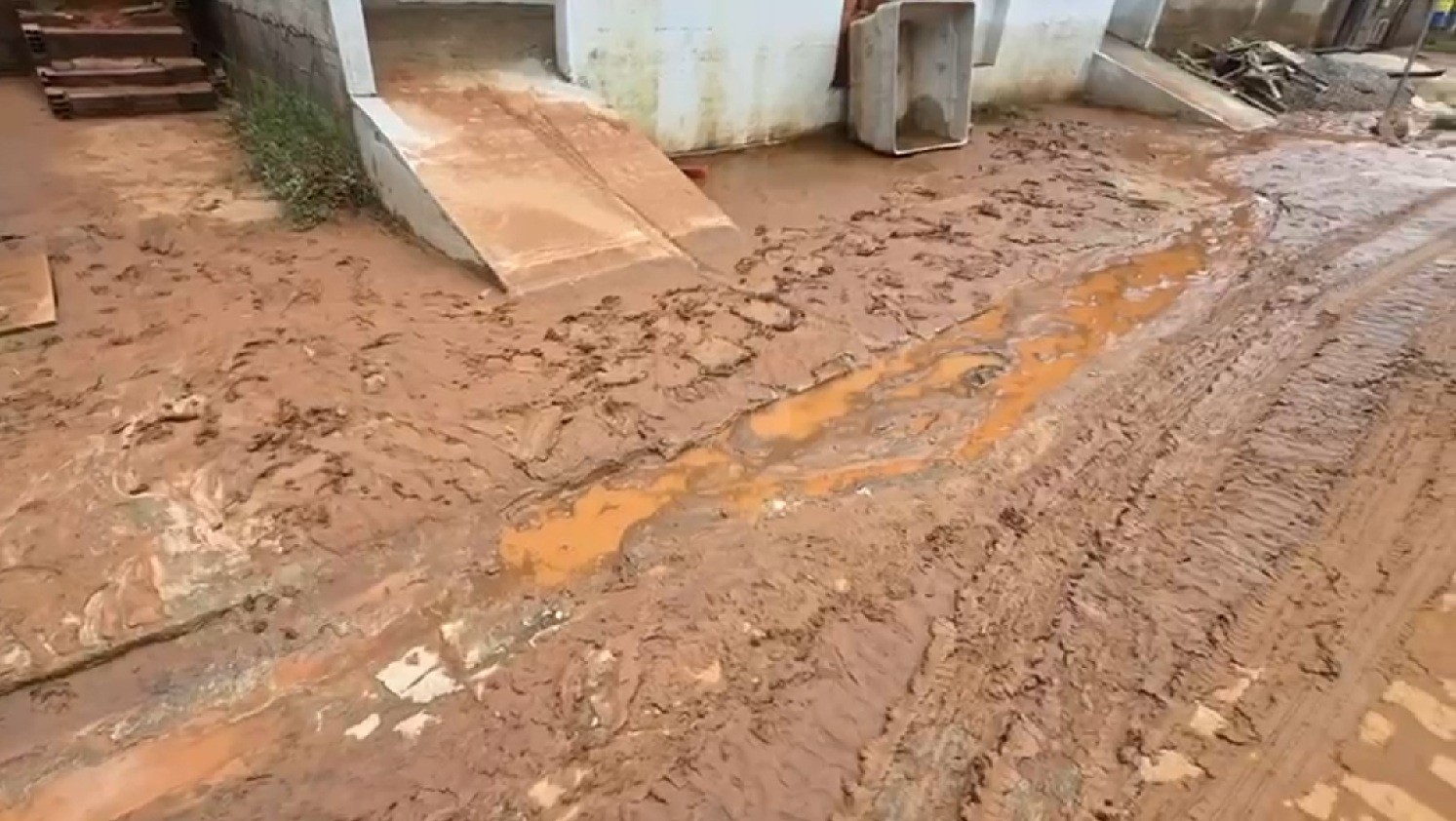 Falta de serviços públicos após as chuvas em Itaperuna gera reclamações entre moradores