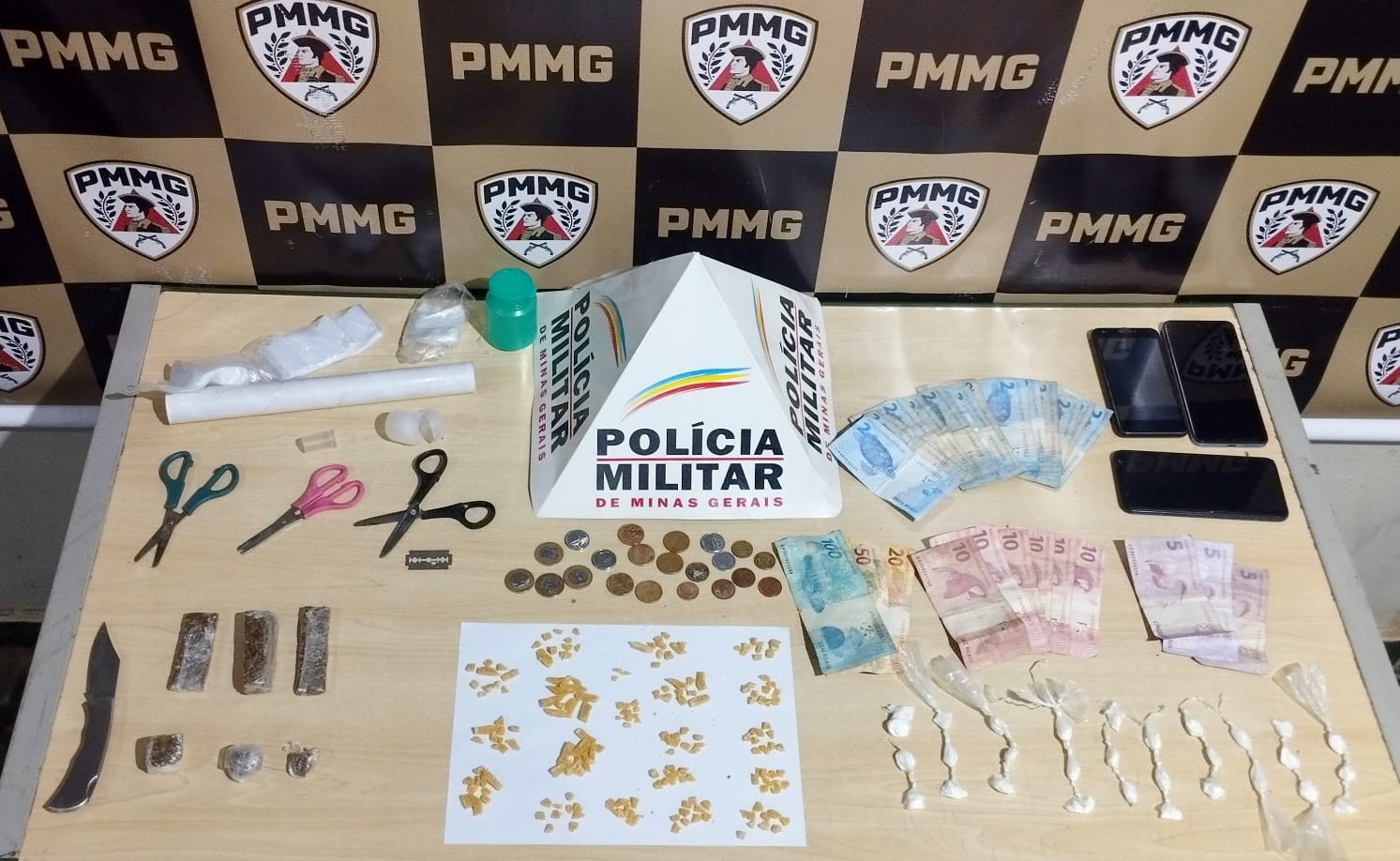 Homens são detidos após um deles furtar café em padaria e trocar por drogas em Três Marias