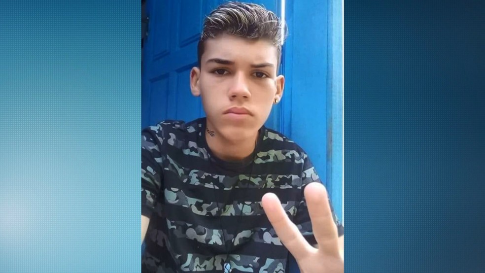 Adolescente é morto a tiros no meio da rua em Vitória e família