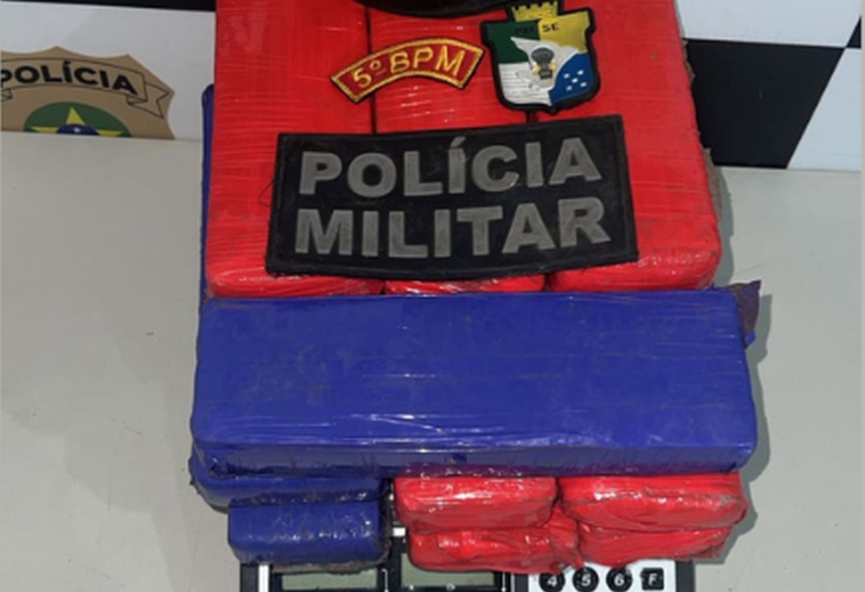 Abordagem termina com apreensão de drogas e mulher presa por desacato em Aracaju