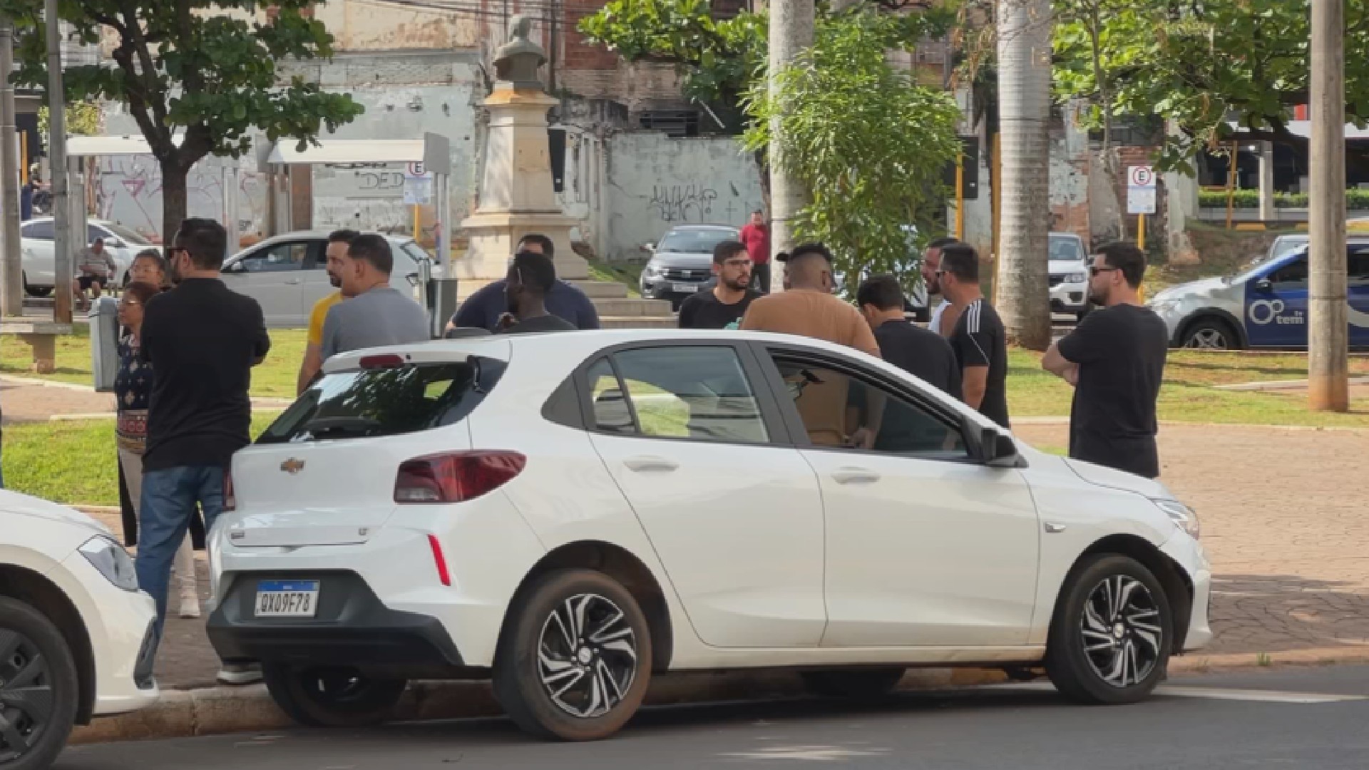 Motoristas de aplicativo realizam cortejo em despedida de colega morta em Piratininga​‌​