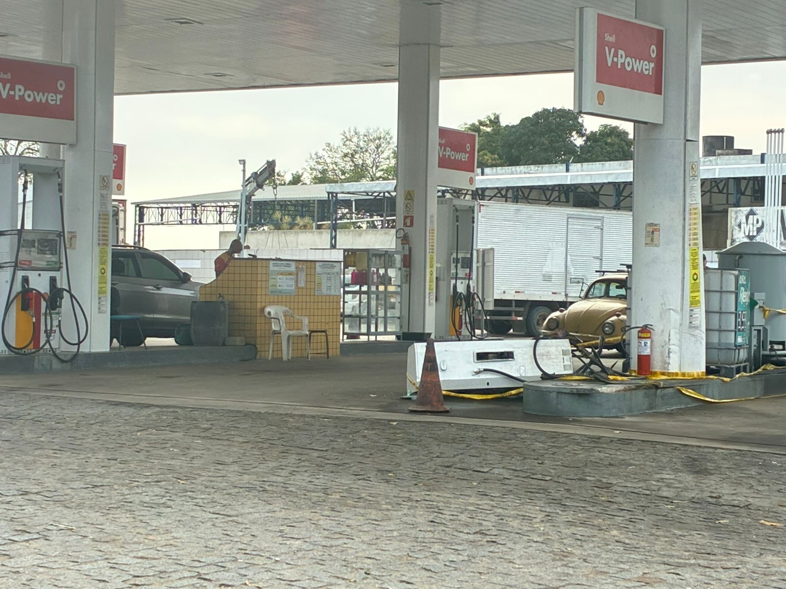Motorista abandona carro após bater contra bomba de combustível em posto de Campos