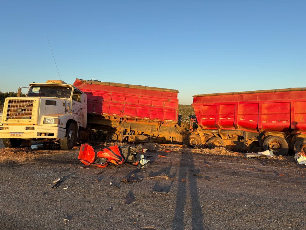 Carreta saiu da pista após batida em caminhão-tanque em MT — Foto: Corpo de Bombeiros