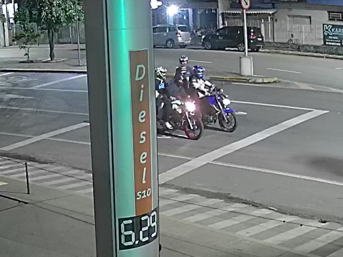 Quadrilha rende motociclista com mata-leão e foge com moto em Amparo