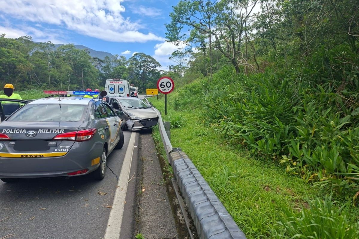 
Passageira morre em rodovia de SP após carro perder controle, rodar e bater em barreira de proteção