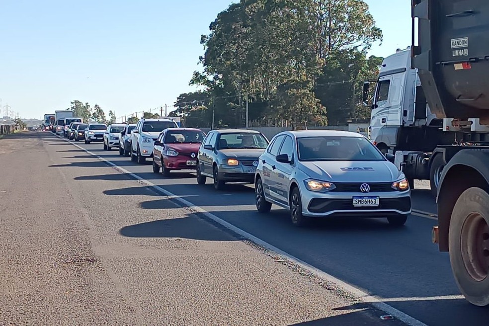 Acidente causou congestionamento na BR-163. — Foto: Marcus Vinnicius/TV Morena